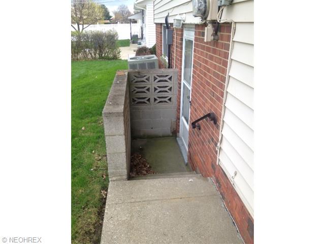 3196 Hetzel Dr, Parma, OH 44134 photo 4