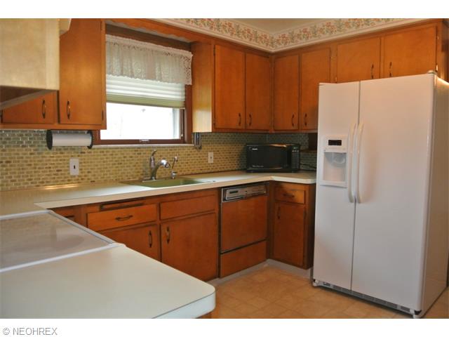 175 E 265th St, Euclid, OH 44132 photo 3