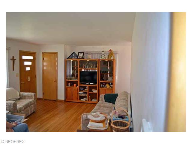 2216 Parkwood Dr NW, Warren, OH 44485 photo 2