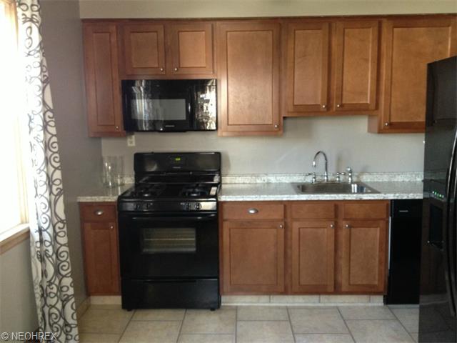 383 E 328th St, Eastlake, OH 44095 photo 2