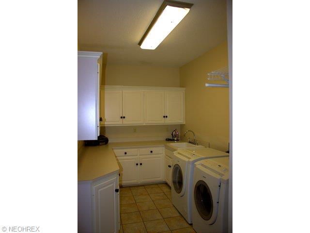 2770 Paddock Dr, Akron, OH 44333 photo 9
