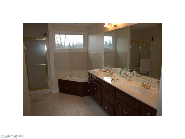 2770 Paddock Dr, Akron, OH 44333 photo 13