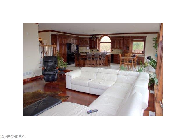 2770 Paddock Dr, Akron, OH 44333 photo 2