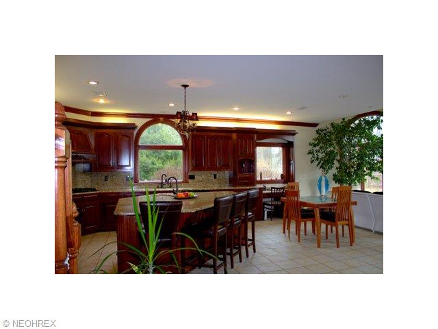 2770 Paddock Dr, Akron, OH 44333 photo 4