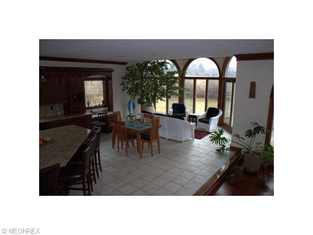 2770 Paddock Dr, Akron, OH 44333 photo 3
