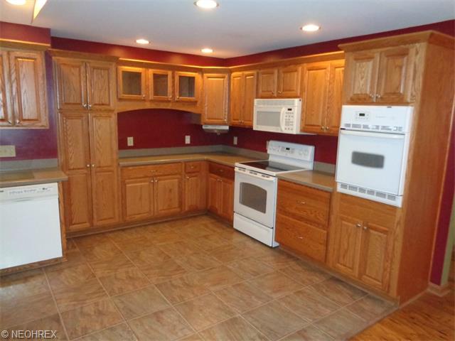 2611 Bishop Rd, Wickliffe, OH 44092 photo 2