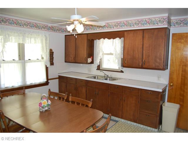 156 Chestnut St, Struthers, OH 44471 photo 3