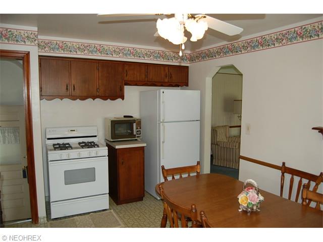 156 Chestnut St, Struthers, OH 44471 photo 4