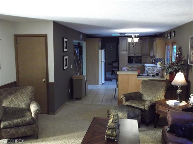 7414 Dover Ln, Parma, OH 44130 photo 9