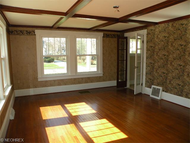 37951 Wright St, Willoughby, OH 44094 photo 2