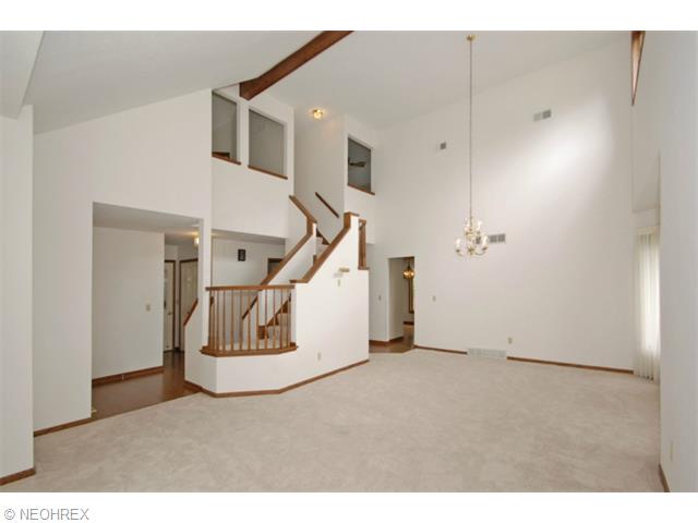 642 Calann Dr, Elyria, OH 44035 photo 4