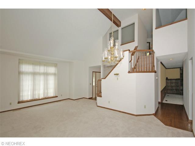 642 Calann Dr, Elyria, OH 44035 photo 3