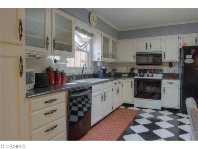 74 Barton Dr, Munroe Falls, OH 44262 photo 8