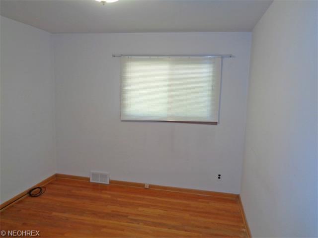 1520 E 294th St, Wickliffe, OH 44092 photo 8