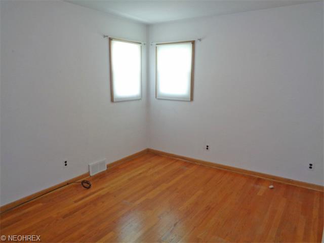 1520 E 294th St, Wickliffe, OH 44092 photo 6