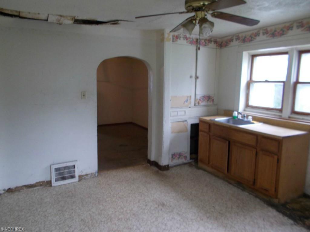902 W 34th St, Ashtabula, OH 44004 photo 4