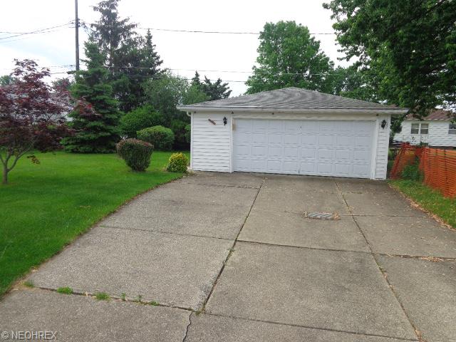 11351 Aaron Dr, Parma, OH 44130 photo 3