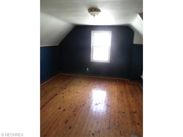 7106 Snow Rd, Parma, OH 44129 photo 2