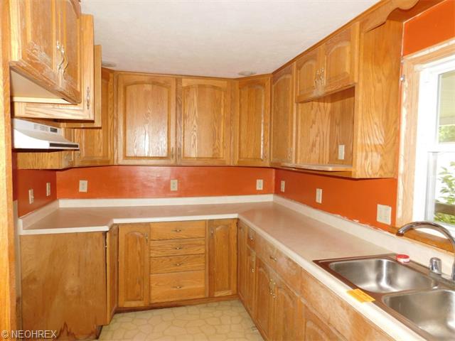 1132 E 17th St, Ashtabula, OH 44004 photo 4