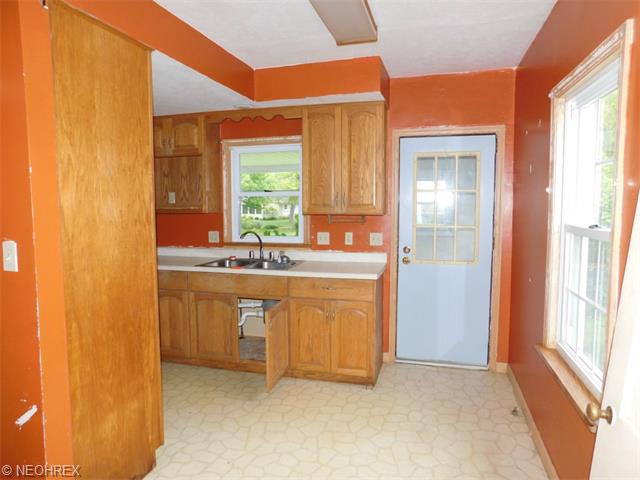 1132 E 17th St, Ashtabula, OH 44004 photo 3