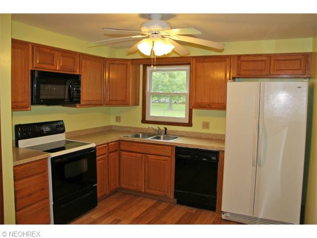 911 Strowbridge Dr, Huron, OH 44839 photo 2