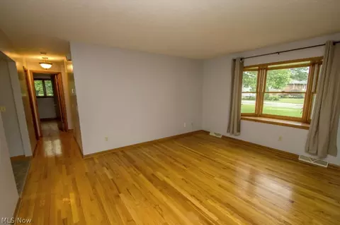 361 Windsor Dr, Elyria, OH 44035 photo 4