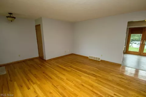361 Windsor Dr, Elyria, OH 44035 photo 3