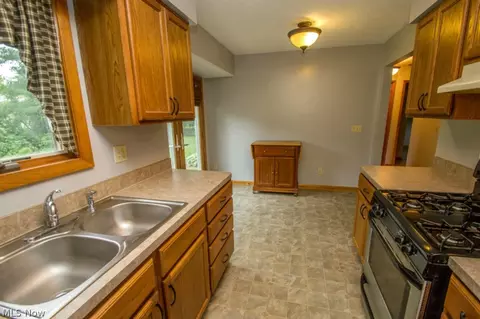 361 Windsor Dr, Elyria, OH 44035 photo 7
