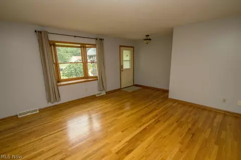 361 Windsor Dr, Elyria, OH 44035 photo 2