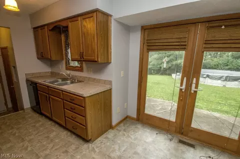 361 Windsor Dr, Elyria, OH 44035 photo 5