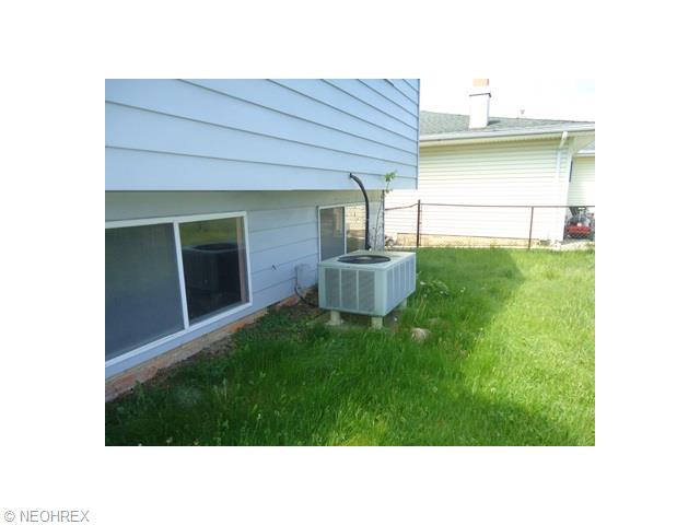 9506 Vienna Dr, Parma, OH 44130 photo 5
