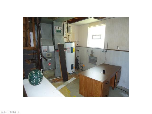 9506 Vienna Dr, Parma, OH 44130 photo 4
