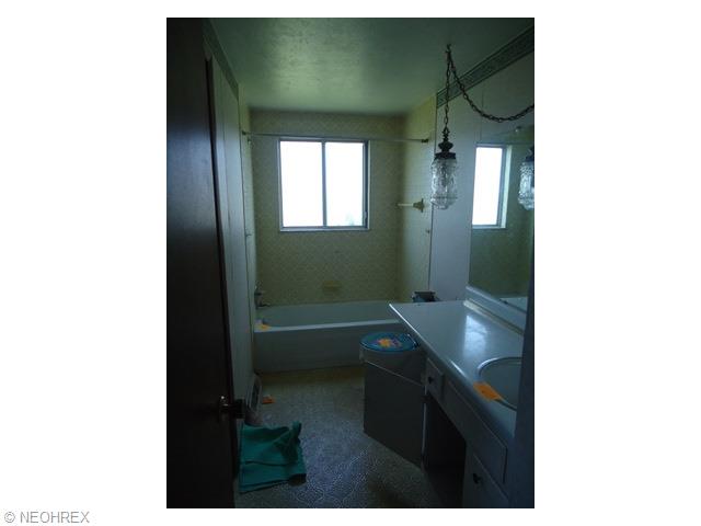 9506 Vienna Dr, Parma, OH 44130 photo 13