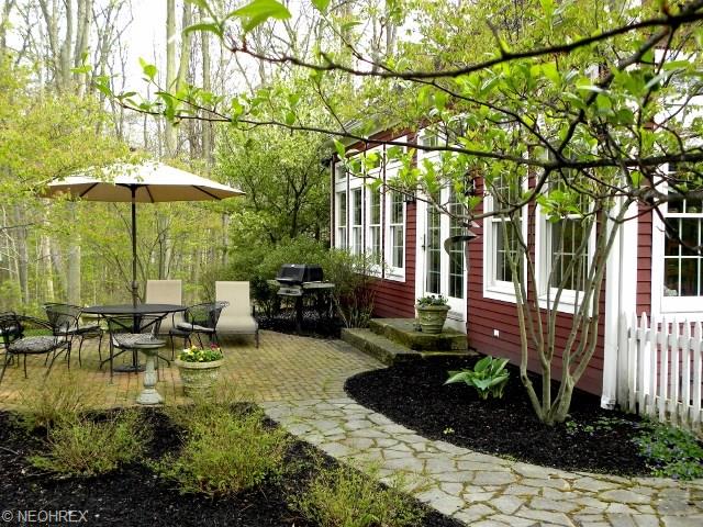 109 Champion Ln, Chagrin Falls, OH 44022 photo 2