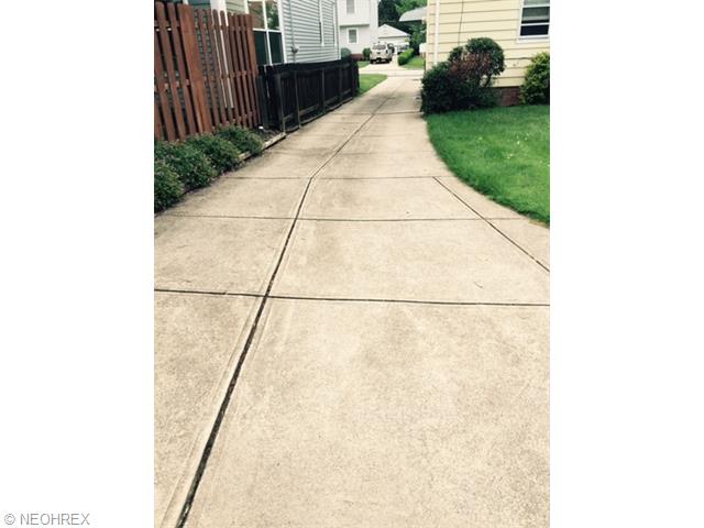 2915 Maplecrest Ave, Parma, OH 44134 photo 9