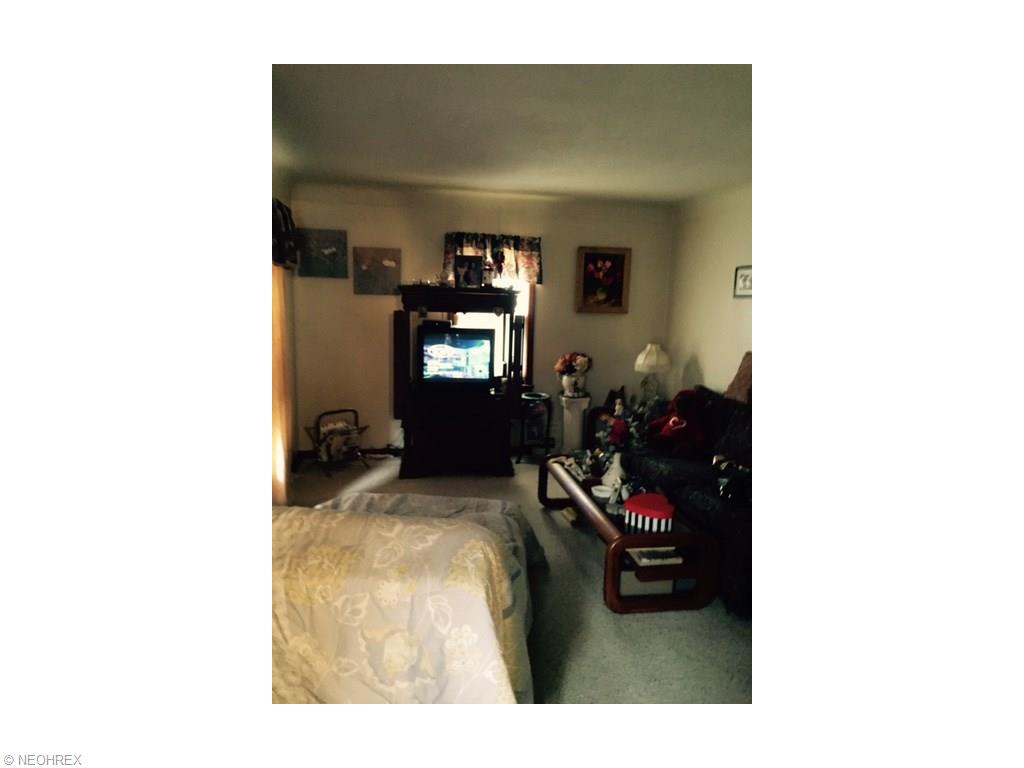 2915 Maplecrest Ave, Parma, OH 44134 photo 4