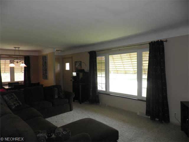 1150 Maple Dr, Parma, OH 44134 photo 3