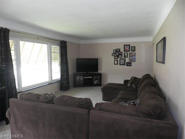 1150 Maple Dr, Parma, OH 44134 photo 4
