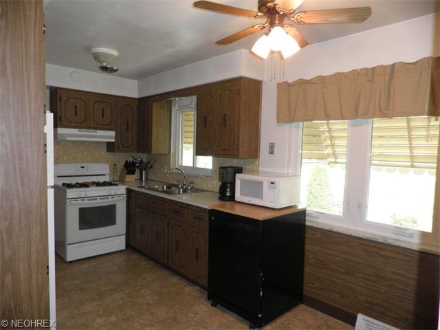1150 Maple Dr, Parma, OH 44134 photo 6