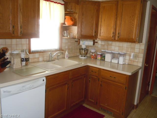 8306 Covington Ave, Parma, OH 44129 photo 5