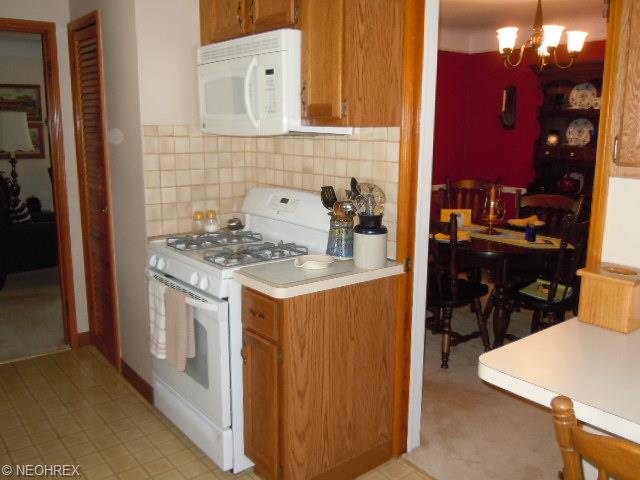 8306 Covington Ave, Parma, OH 44129 photo 3