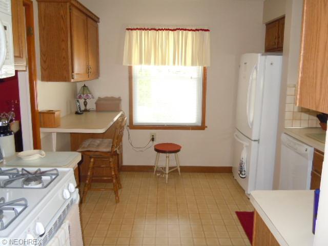 8306 Covington Ave, Parma, OH 44129 photo 2