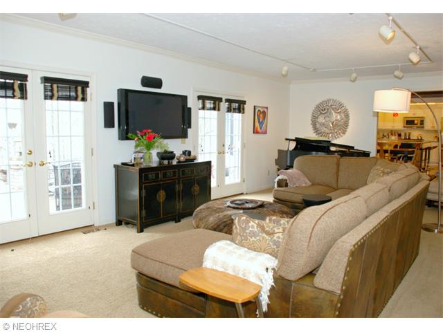 2210 Raintree Rd, Akron, OH 44333 photo 5