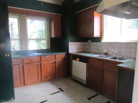48 Wilson St, Struthers, OH 44471 photo 2