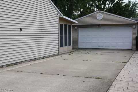 823 Baldwin Ave, Elyria, OH 44035 photo 3