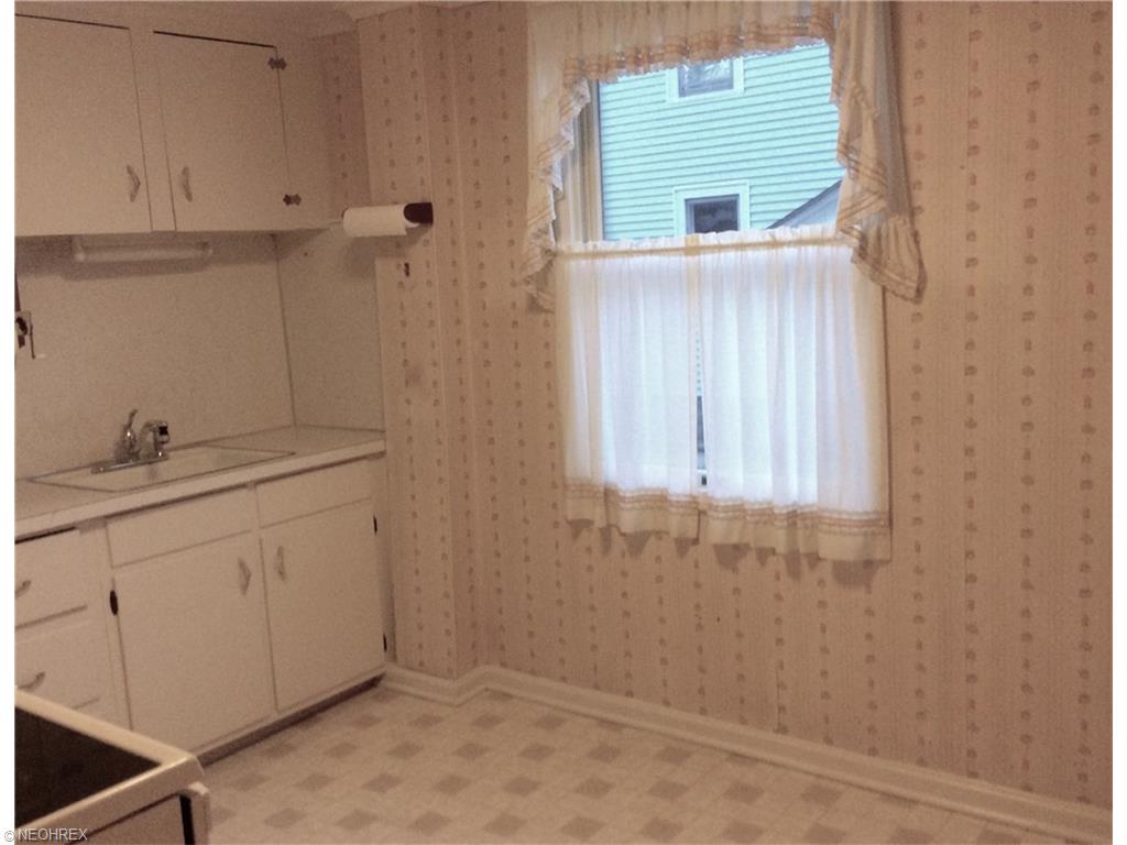 201 Hawthorne St, Elyria, OH 44035 photo 9