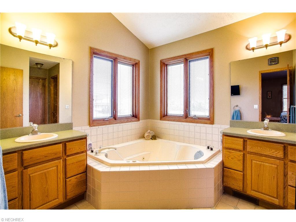 9585 Bascom Rd, Chardon, OH 44024 photo 17