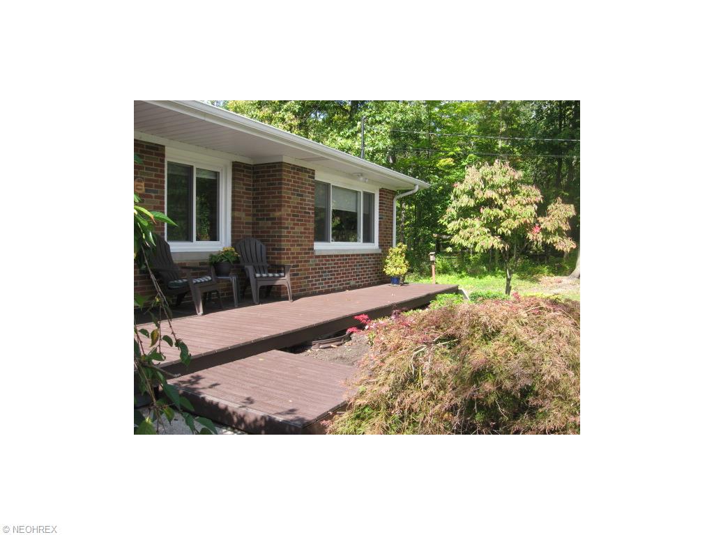 2040 Lakeview Dr, Akron, OH 44333 photo 2