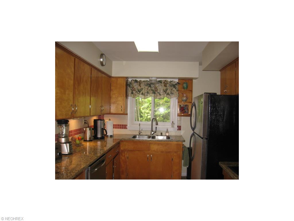 2040 Lakeview Dr, Akron, OH 44333 photo 10
