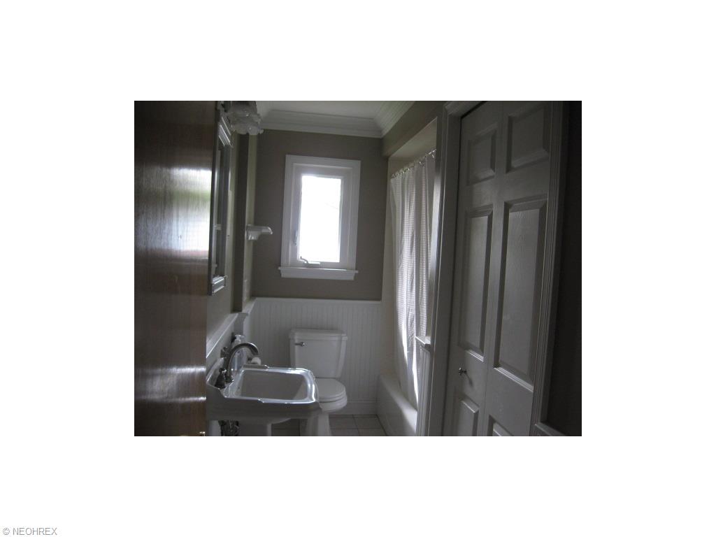 2040 Lakeview Dr, Akron, OH 44333 photo 12